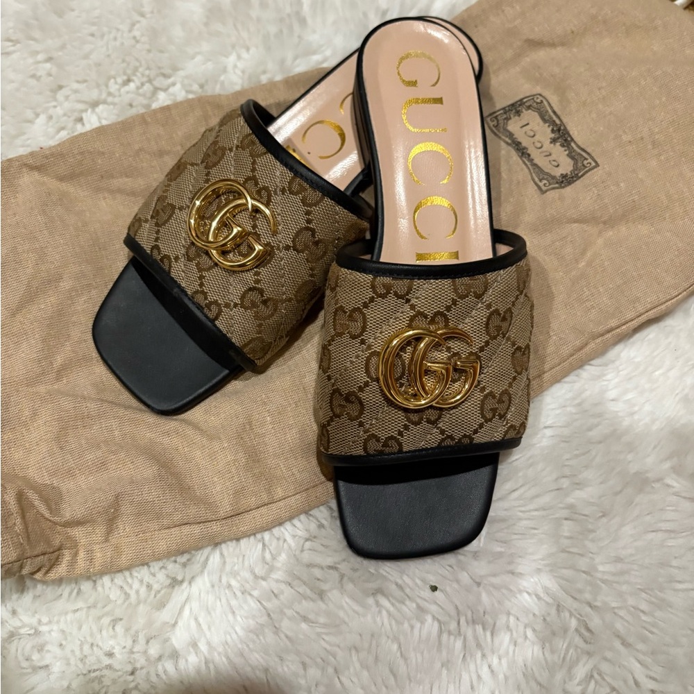 Mormont cloth mules  Gucci sandals beige sizes 37
Good condicion